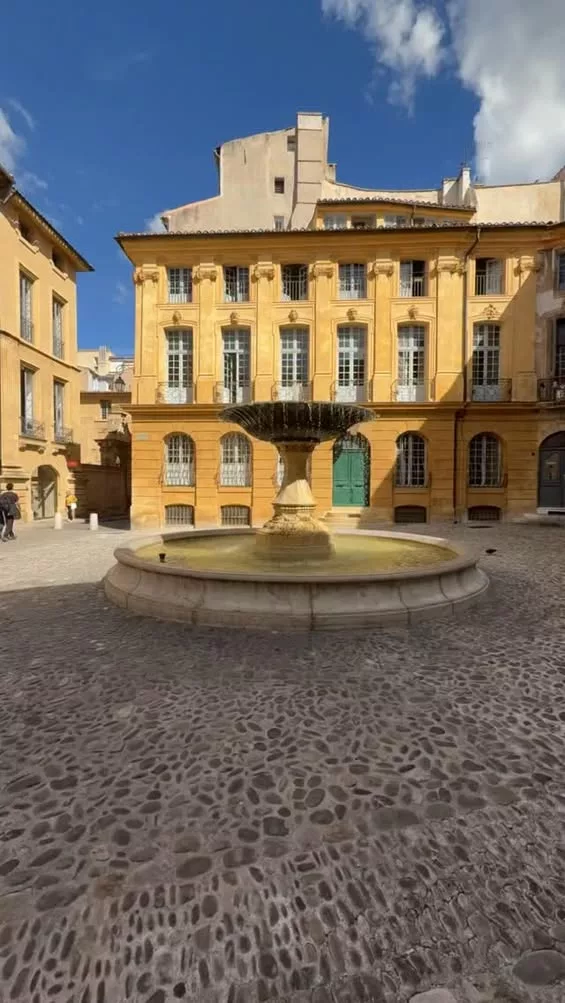 𝗔𝗶𝘅 𝗻𝗼𝘂𝘀 𝗳𝗮𝗶𝘁 𝘁𝗼𝘂𝗿𝗻𝗲𝗿 𝗹𝗮 𝘁𝗲̂𝘁𝗲 😍 Entre ses ruelles animées, ses fontaines et ses places ensolei… 