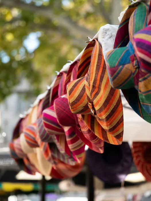 𝗠𝗮𝗿𝗰𝗵𝗲́𝘀 𝗱𝗲 𝗹’𝗮𝗿𝘁𝗶𝘀𝗮𝗻𝗮𝘁 𝗲𝘁 𝗱𝘂 𝘁𝗲𝘅𝘁𝗶𝗹𝗲 ! Rendez-vous sur le cours Mirabeau, les places Comt… 