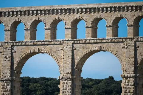 𝗥𝗼𝗾𝘂𝗲𝗳𝗮𝘃𝗼𝘂𝗿 : 𝗹’𝗮𝗾𝘂𝗲𝗱𝘂𝗰 𝗲𝗻 𝗽𝗶𝗲𝗿𝗿𝗲 𝗹𝗲 𝗽𝗹𝘂𝘀 𝗵𝗮𝘂𝘁 𝗱𝘂 𝗺𝗼𝗻𝗱𝗲 🏛️ Entre Aix-en-Pro… 