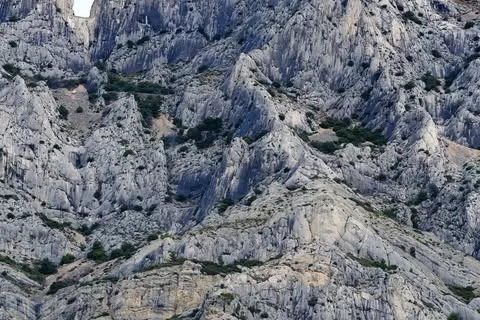 🌄 𝗤𝘂𝗮𝗻𝗱 𝗹𝗲 𝗷𝗼𝘂𝗿 𝘀𝗲 𝗹𝗲̀𝘃𝗲 𝘀𝘂𝗿 𝗦𝗮𝗶𝗻𝘁𝗲-𝗩𝗶𝗰𝘁𝗼𝗶𝗿𝗲 La brume glisse sur le sommet, la lumièr… 