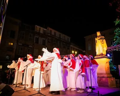 🌟𝗔𝗶𝘅 𝗯𝗿𝗶𝗹𝗹𝗲 𝗱𝗲 𝗺𝗶𝗹𝗹𝗲 𝗳𝗲𝘂𝘅 ! Les illuminations ont transformé la ville en véritable décor féerique d… 