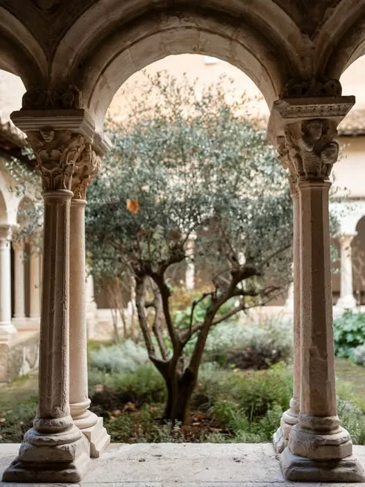 𝗟𝗲 𝗰𝗹𝗼𝗶̂𝘁𝗿𝗲 𝗦𝗮𝗶𝗻𝘁-𝗦𝗮𝘂𝘃𝗲𝘂𝗿, 𝗷𝗼𝘆𝗮𝘂 𝗱𝗲 𝗹’𝗮𝗿𝗰𝗵𝗶𝘁𝗲𝗰𝘁𝘂𝗿𝗲 𝗿𝗼𝗺𝗮𝗻𝗲 𝗽𝗿𝗼𝘃𝗲𝗻𝗰̧… 