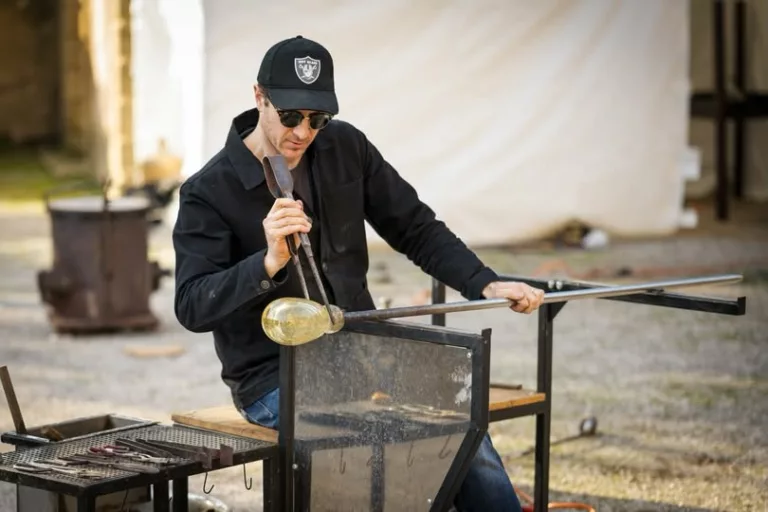 ✨ 𝗤𝘂𝗮𝗻𝗱 𝗹𝗮 𝗺𝗮𝘁𝗶𝗲̀𝗿𝗲 𝗱𝗲𝘃𝗶𝗲𝗻𝘁 𝗹𝘂𝗺𝗶𝗲̀𝗿𝗲 Dans les jardins du musée du Pavillon de Vendôme, l’art… 