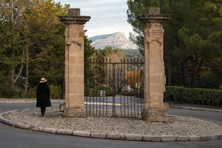 ✨ 𝗟𝗲 𝗽𝗼𝗿𝘁𝗮𝗶𝗹 𝗱𝗲 𝗖𝗲𝘇𝗮𝗻𝗻𝗲, 𝗲𝗻𝘁𝗿𝗲 𝗮𝗿𝘁 𝗲𝘁 𝗽𝗮𝘆𝘀𝗮𝗴𝗲 Situé avenue Paul Cezanne, ce portail d… 