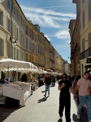 Profiter du beau temps et 𝗳𝗹𝗮̂𝗻𝗲𝗿 dans les rues aixoises ❤️ 