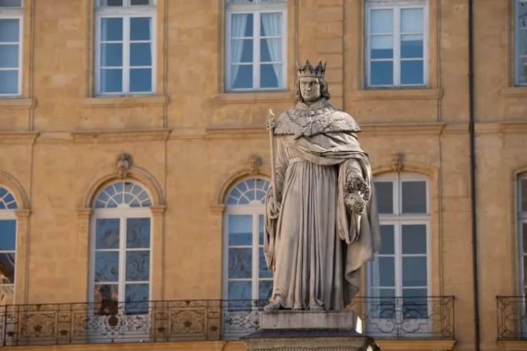 👑 𝗟𝗲 𝗥𝗼𝗶 𝗥𝗲𝗻𝗲́, 𝘃𝗲𝗶𝗹𝗹𝗲𝘂𝗿 𝗱𝘂 𝗖𝗼𝘂𝗿𝘀 𝗠𝗶𝗿𝗮𝗯𝗲𝗮𝘂 Impossible de traverser le Cours Mirabeau sa… 