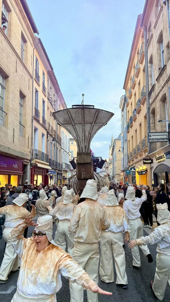 🐋 𝗠𝗼𝗯𝘆 𝗗𝗶𝗰𝗸 𝗮 𝗳𝗮𝗶𝘁 𝗲𝘀𝗰𝗮𝗹𝗲 𝗮̀ 𝗔𝗶𝘅 𝗽𝗼𝘂𝗿 𝗹𝗲 𝗰𝗮𝗿𝗻𝗮𝘃𝗮𝗹 ! Les rues d’Aix-en-Provence se… 