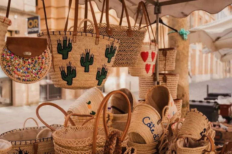 🧺 𝗟’𝗮𝗿𝘁𝗶𝘀𝗮𝗻𝗮𝘁 𝗮𝘂 𝗰𝗼𝗲𝘂𝗿 𝗱’𝗔𝗶𝘅 Chaque mardi, jeudi et samedi, le marché de l’artisanat fait vivre le… 