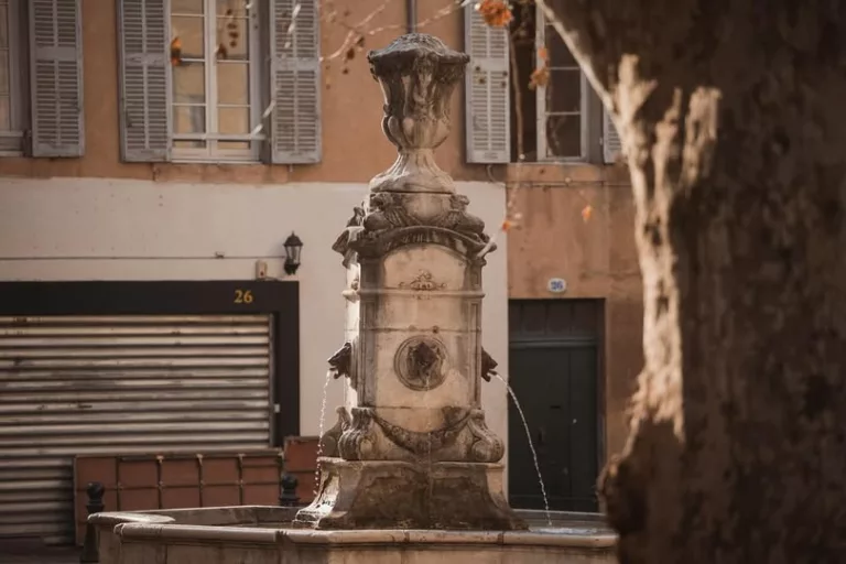 💧 𝗟𝗮 𝗳𝗼𝗻𝘁𝗮𝗶𝗻𝗲 𝗱𝗲𝘀 𝗧𝗮𝗻𝗻𝗲𝘂𝗿𝘀, 𝗺𝗲́𝗺𝗼𝗶𝗿𝗲 𝗱’𝘂𝗻 𝗾𝘂𝗮𝗿𝘁𝗶𝗲𝗿 𝗱’𝗮𝗿𝘁𝗶𝘀𝗮𝗻𝘀 Nichée su… 