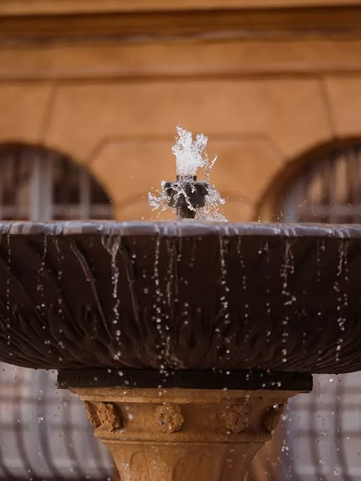 ⛲ 𝗟𝗮 𝗳𝗼𝗻𝘁𝗮𝗶𝗻𝗲 𝗱’𝗔𝗹𝗯𝗲𝗿𝘁𝗮𝘀 Au cœur du centre historique, la fontaine de la place d’Albertas est aujourd… 