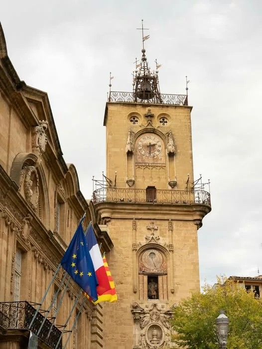 🏛️ 𝗟’𝗛𝗼̂𝘁𝗲𝗹 𝗱𝗲 𝗩𝗶𝗹𝗹𝗲, 𝗰𝗼𝗲𝘂𝗿 𝗵𝗶𝘀𝘁𝗼𝗿𝗶𝗾𝘂𝗲 𝗱’𝗔𝗶𝘅 Installé depuis le XIVᵉ siècle au pied de… 