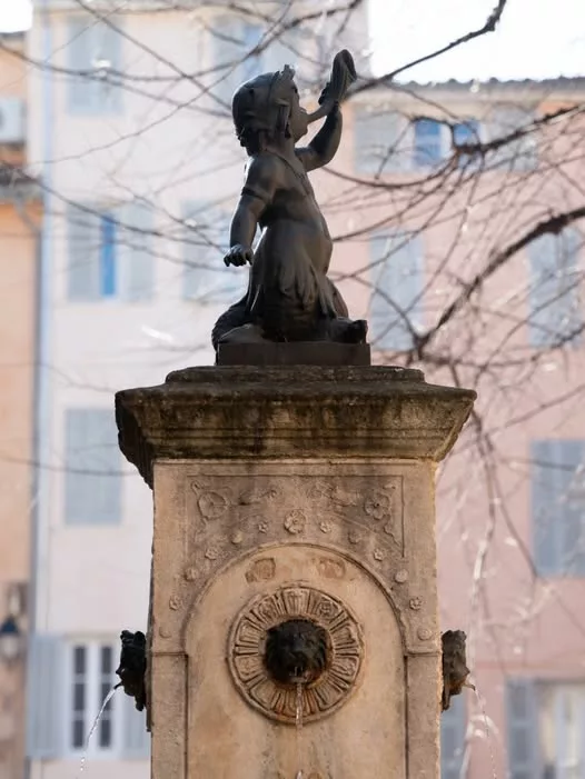 💧 𝗙𝗼𝗻𝘁𝗲̂𝘁𝗲𝘀, 𝗹’𝗲𝗮𝘂 𝗮𝘂 𝗰𝗼𝗲𝘂𝗿 𝗱𝗲 𝗹𝗮 𝗽𝗹𝗮𝗰𝗲 “Fontêtes” signifie en provençal petites fontaines… 