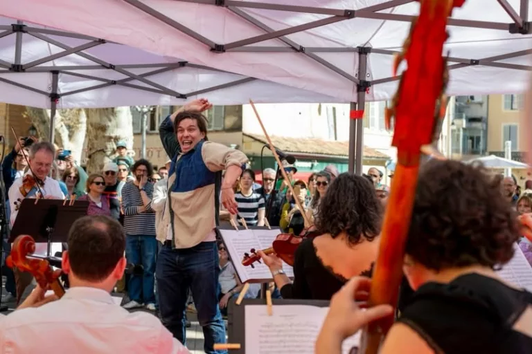 🎼 𝗟𝗲 𝗠𝗮𝗲𝘀𝘁𝗿𝗼, 𝗰’𝗲́𝘁𝗮𝗶𝘁 𝘃𝗼𝘂𝘀 ! Place Richelme, petits et grands ont pris la baguette pour diriger l’o… 