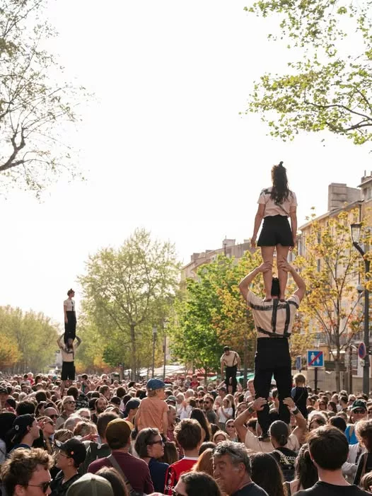 🎭 𝗘́𝗹𝗲́𝘃𝗮𝘁𝗶𝗼𝗻𝘀, 𝘂𝗻𝗲 𝗼𝘂𝘃𝗲𝗿𝘁𝘂𝗿𝗲 𝗵𝗼𝗿𝘀 𝗱𝘂 𝗰𝗼𝗺𝗺𝘂𝗻 Le Cours Mirabeau s’est transformé en un… 
