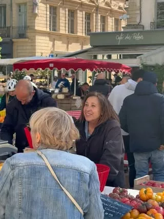 🌞Les marchés, c’est la vie à Aix !  Couleurs de Provence, effluves de fleurs, les marchés aixois sont bien plus qu’un s… 