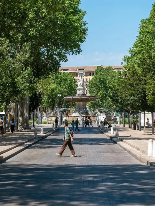 ☀️ 𝗨𝗻𝗲 𝗯𝗮𝗹𝗮𝗱𝗲 𝘀𝗼𝘂𝘀 𝗹𝗲 𝘀𝗼𝗹𝗲𝗶𝗹 𝗱’𝗔𝗶𝘅 Platanes, fontaines et terrasses ensoleillées… Il fait bon… 
