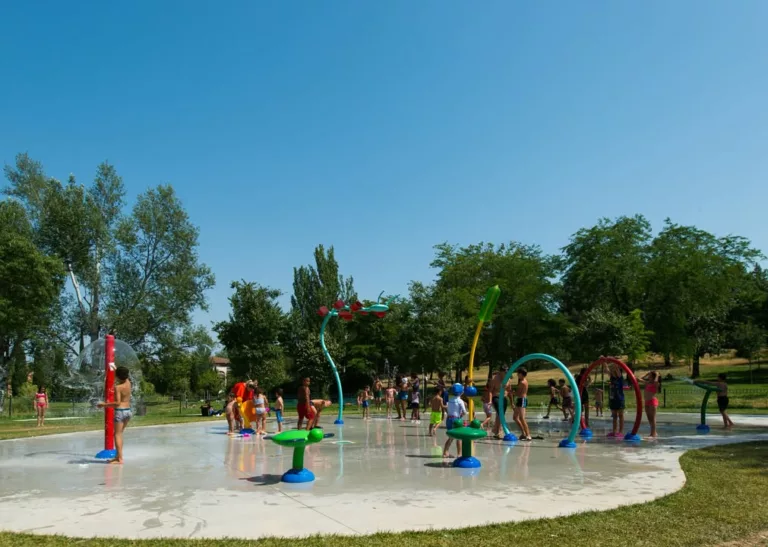 💦 𝗟𝗲𝘀 𝗷𝗲𝘂𝘅 𝗱&rsquo;𝗲𝗮𝘂 𝘀𝗼𝗻𝘁 𝗱𝗲́𝘀𝗼𝗿𝗺𝗮𝗶𝘀 𝗼𝘂𝘃𝗲𝗿𝘁𝘀 ! La Ville possède 5 pôles aquatiques pour que… 