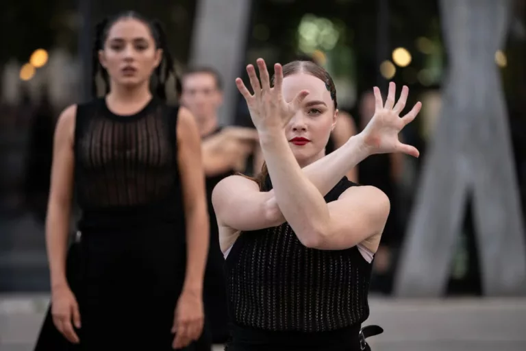 💃 𝗨𝗻 𝗮𝘁𝗲𝗹𝗶𝗲𝗿 𝗱𝗲 𝗱𝗮𝗻𝘀𝗲 𝗫𝗫𝗟 Dans le cadre de « Danse dans la ville », la Biennale d’Aix propose un gra… 