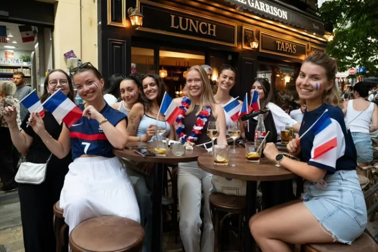 🇫🇷 𝗟𝗲𝘀 𝗔𝗶𝘅𝗼𝗶𝘀 𝗼𝗻𝘁 𝘃𝗶𝗯𝗿𝗲́ 𝗽𝗼𝘂𝗿 𝗹𝗲𝘀 𝗕𝗹𝗲𝘂𝘀 ! Bars, terrasses et écrans de la ville étaient a… 