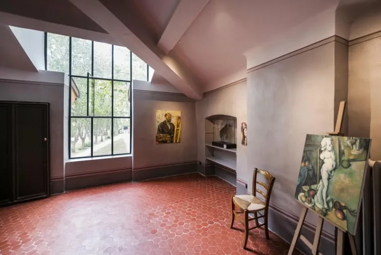 🎨 𝗦𝘂𝗿 𝗹𝗲𝘀 𝘁𝗿𝗮𝗰𝗲𝘀 𝗱𝘂 𝗺𝗮𝗶̂𝘁𝗿𝗲 𝗱’𝗔𝗶𝘅 Lieu de vie de la famille Cezanne pendant près de 40 ans, la… 